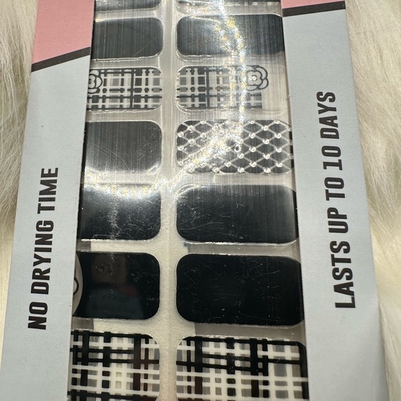 🧡10/$10 Black and White Nail Stickers - Picture 2 of 3